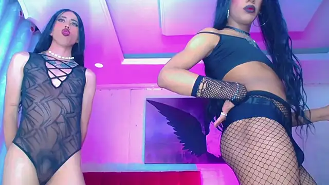 NahomiCamper online show from 11-18-25, 03:21