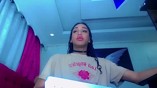 NahomiCamper online show from 12-17-25, 02:22