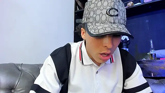 Snapshot of HeellBoy_ chatting on 11-20-25, 08:09 HeellBoy online show from 11-20-25, 08:09