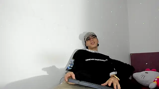 Snapshot of HeellBoy_ chatting on 12-21-25, 01:19 HeellBoy online show from 12-21-25, 01:19