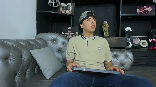 Snapshot of HeellBoy_ chatting on 10-11-25, 08:10 HeellBoy online show from 10-11-25, 08:10