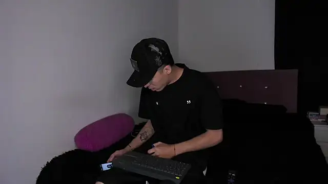 Snapshot of HeellBoy_ chatting on 04-06-26, 05:08 HeellBoy online show from 04-06-26, 05:08