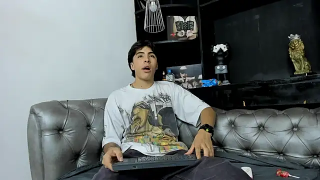 Snapshot of HeellBoy_ chatting on 11-10-25, 08:03 HeellBoy online show from 11-10-25, 08:03