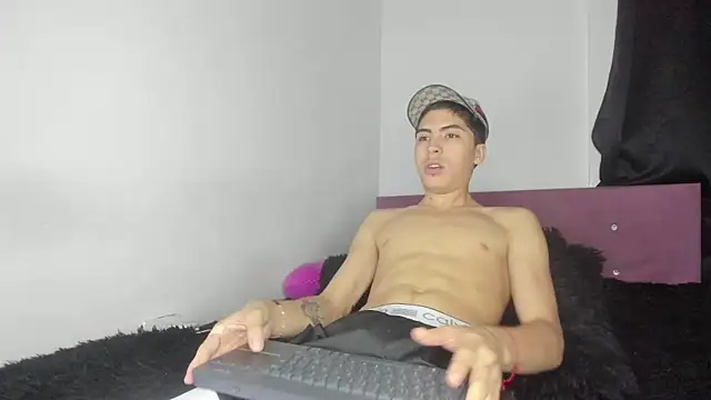 Snapshot of HeellBoy_ chatting on 05-09-26, 02:15 HeellBoy online show from 05-09-26, 02:15