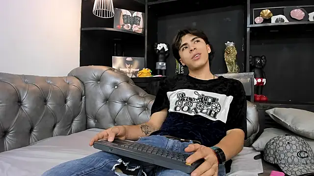 Snapshot of HeellBoy_ chatting on 11-19-25, 04:23 HeellBoy online show from 11-19-25, 04:23