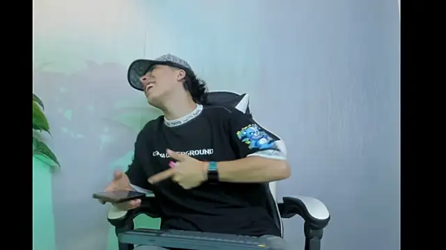 Snapshot of HeellBoy_ chatting on 11-26-25, 02:55 HeellBoy online show from 11-26-25, 02:55