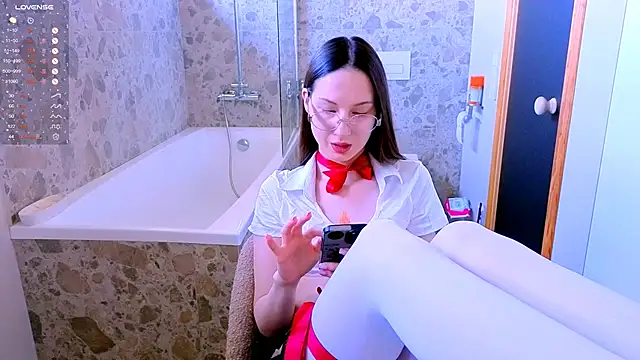 Snapshot of dorafisher01 chatting on 10-19-25, 09:34 dorafisher01 online show from 10-19-25, 09:34