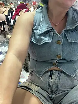 Snapshot of Cesywet chatting on 09-10-25, 04:44 Cesywet online show from 09-10-25, 04:44