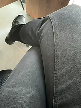 Snapshot of homidor chatting on 02-06-25, 01:43 homidor online show from 02-06-25, 01:43