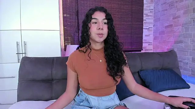 Snapshot of candyy_bella chatting on 02-01-25, 03:18 candyy bella online show from 02-01-25, 03:18
