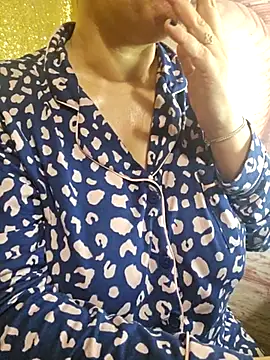 Snapshot of Foxlady2271 chatting on 02-14-25, 08:21 Foxlady2271 online show from 02-14-25, 08:21