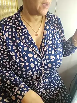 Snapshot of Foxlady2271 chatting on 01-29-25, 09:55 Foxlady2271 online show from 01-29-25, 09:55