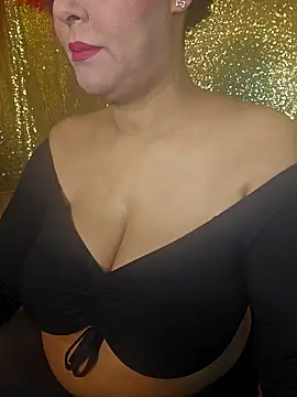 Snapshot of Foxlady2271 chatting on 01-08-25, 10:37 Foxlady2271 online show from 01-08-25, 10:37