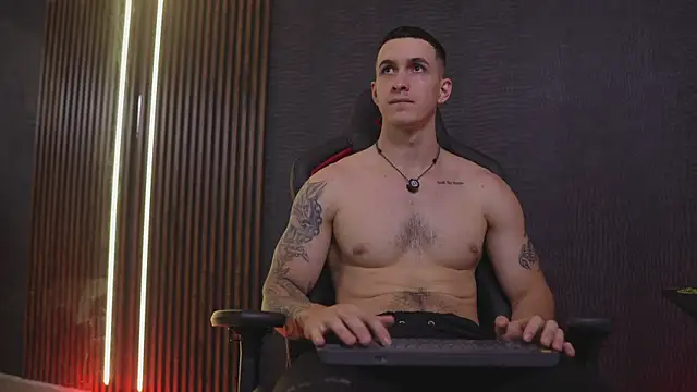 JacksonOlsenn online show from 04-08-26, 08:43