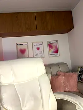 maddy bronw  online show from 11-28-25, 09:15