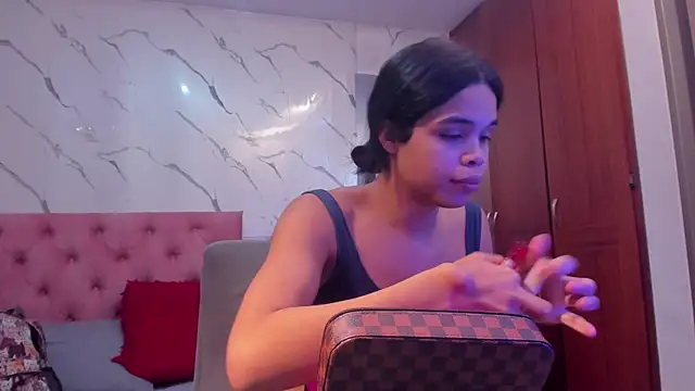 evelyn wine online show from 11-18-25, 08:56