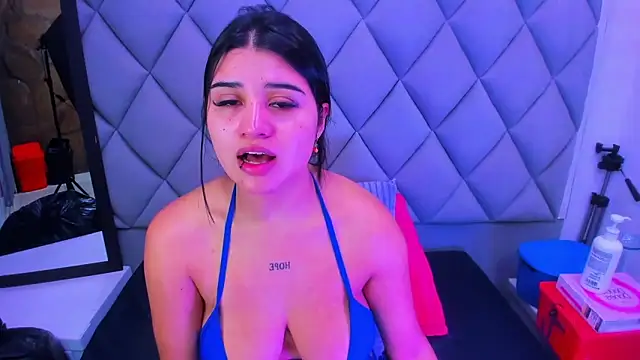 venusowen  online show from 12-18-25, 01:37