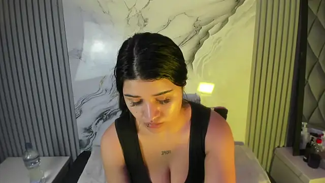 Snapshot of venusowen_ chatting on 02-15-26, 12:15 venusowen online show from 02-15-26, 12:15