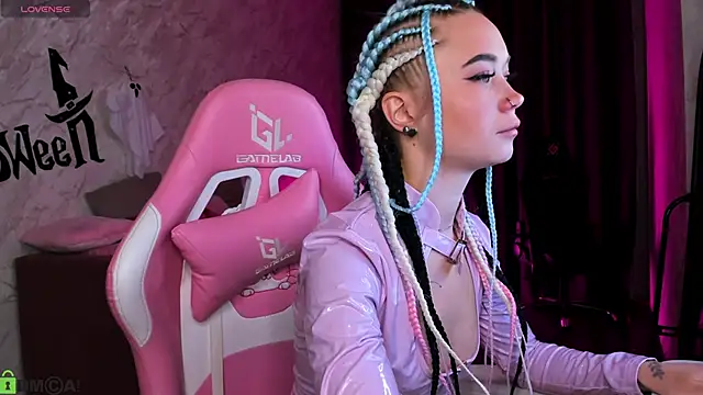 Kira yoon online show from 10-31-25, 12:40