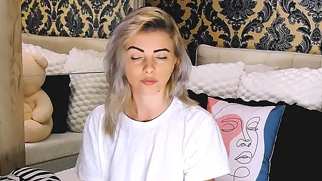 Snapshot of Aly_girl1 chatting on 10-13-25, 08:38 Aly girl1 online show from 10-13-25, 08:38