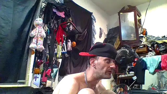 Snapshot of slinginbigD chatting on 10-11-25, 07:04 slinginbigD online show from 10-11-25, 07:04