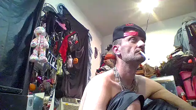 Snapshot of slinginbigD chatting on 10-11-25, 03:29 slinginbigD online show from 10-11-25, 03:29
