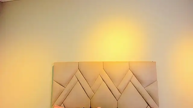 Isis Osman online show from 03-06-26, 07:42