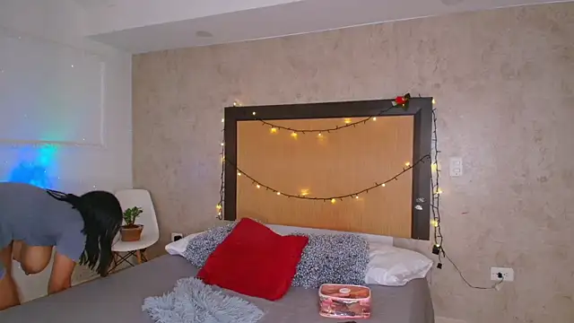 mialopez52 online show from 11-04-25, 06:11