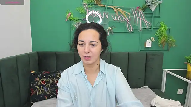 Linda Insatiable online show from 12-19-25, 01:31