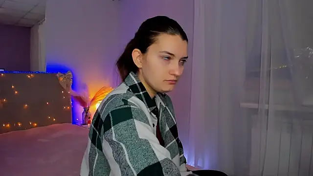 Laura Leee online show from 03-23-26, 05:51