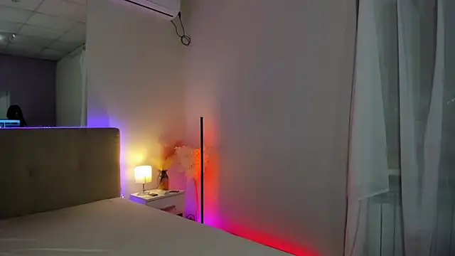 Laura Leee online show from 10-03-25, 05:09