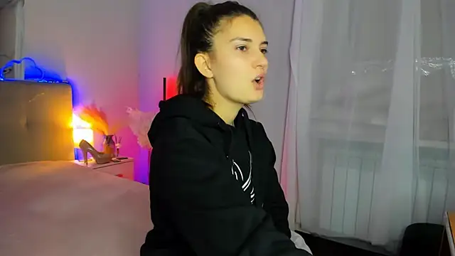 Laura Leee online show from 11-29-25, 05:51