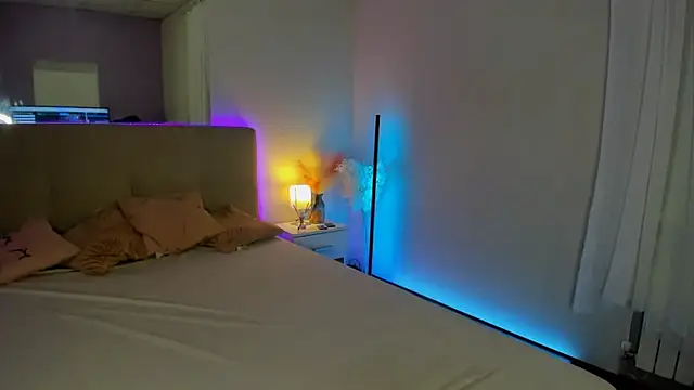 Laura Leee online show from 10-11-25, 05:19