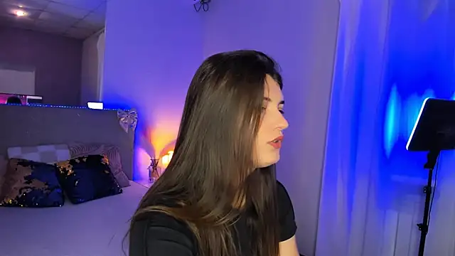 Snapshot of Laura_Leee chatting on 06-10-26, 05:08 Laura Leee online show from 06-10-26, 05:08
