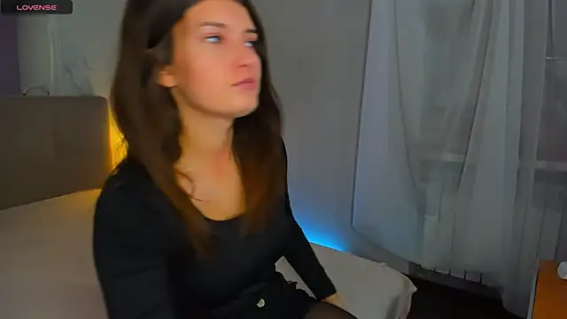 Laura Leee online show from 10-27-25, 06:14