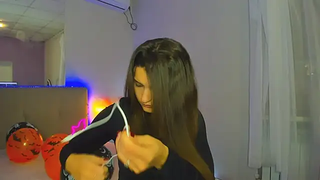 Laura Leee online show from 10-23-25, 05:28