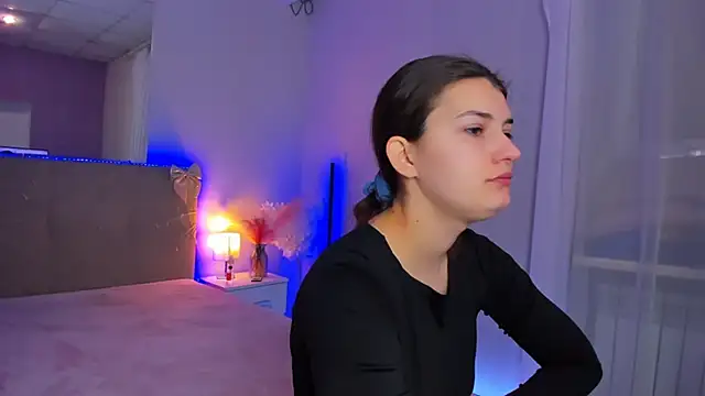 Laura Leee online show from 03-12-26, 05:55