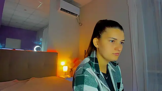 Laura Leee online show from 09-19-25, 05:33