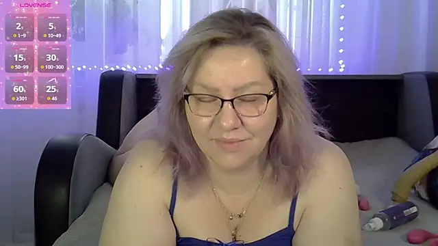 Snapshot of AngelinaGlam chatting on 10-12-25, 11:00 AngelinaGlam online show from 10-12-25, 11:00