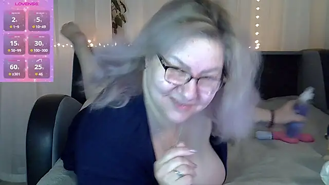 Snapshot of AngelinaGlam chatting on 10-11-25, 03:24 AngelinaGlam online show from 10-11-25, 03:24