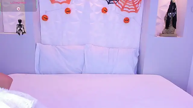 EmilyRouss  online show from 10-30-25, 07:22