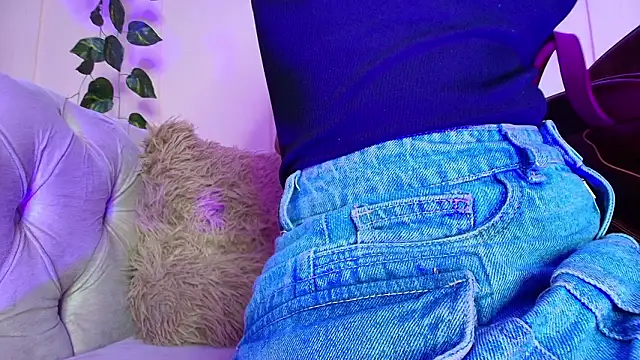 Snapshot of miranda_villa chatting on 02-19-26, 12:57 miranda villa online show from 02-19-26, 12:57