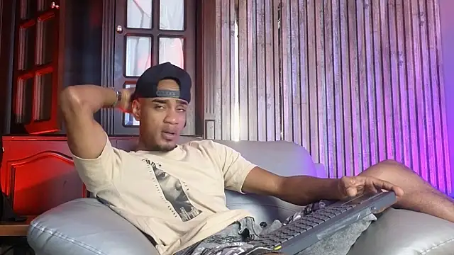 Snapshot of AaronCruz_ chatting on 02-18-26, 04:36 AaronCruz online show from 02-18-26, 04:36