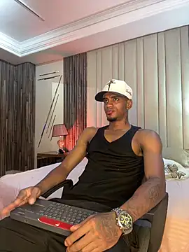 Snapshot of AaronCruz_ chatting on 02-07-26, 03:36 AaronCruz online show from 02-07-26, 03:36