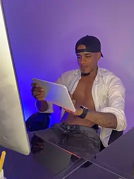 AaronCruz  online show from 05-01-26, 11:54