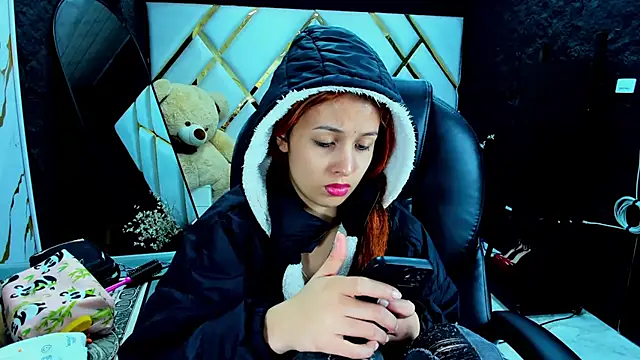 Paris Petit online show from 11-21-25, 08:52