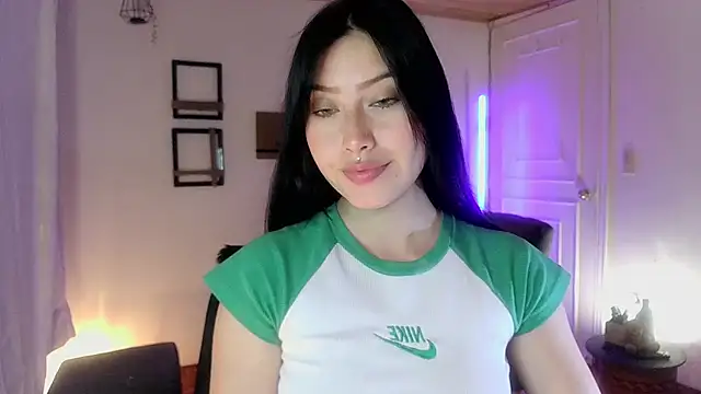 Snapshot of Emilyswan04 chatting on 02-17-25, 11:33 Emilyswan04 online show from 02-17-25, 11:33