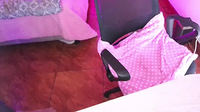 Snapshot of Emilyswan04 chatting on 09-30-25, 01:33 Emilyswan04 online show from 09-30-25, 01:33