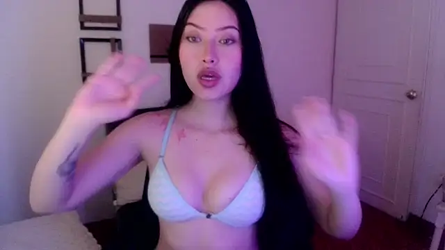 Snapshot of Emilyswan04 chatting on 03-04-25, 08:38 Emilyswan04 online show from 03-04-25, 08:38