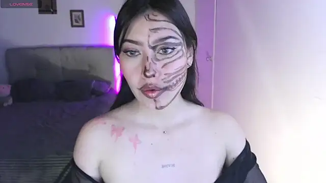 Snapshot of Emilyswan04 chatting on 10-31-25, 01:57 Emilyswan04 online show from 10-31-25, 01:57